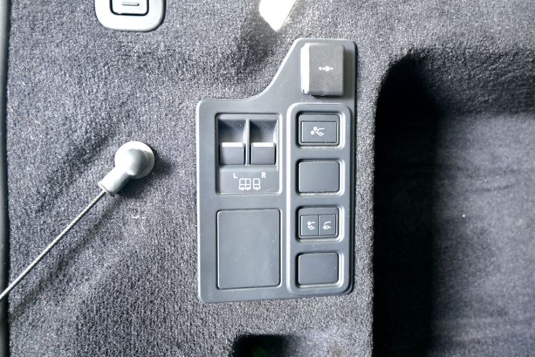 Used Land Rover Discovery 2023 Restyled 360 PS R-Dynamic SE Interior 7