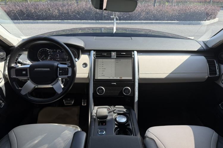 Used Land Rover Discovery 2023 360 PS R-Dynamic S Interior 8