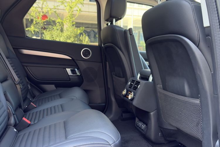 Used Land Rover Discovery 2023 Revised Version 360 PS R-Dynamic S Interior 8