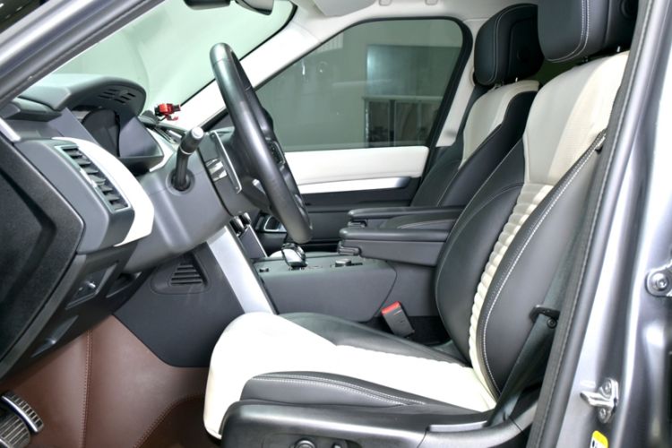 Used Land Rover Discovery 2023 Restyled 360 PS R-Dynamic SE Interior 8