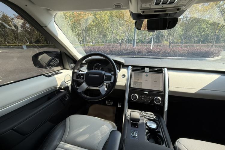 Used Land Rover Discovery 2023 360 PS R-Dynamic S Interior 9