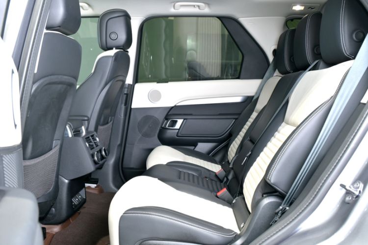 Used Land Rover Discovery 2023 Restyled 360 PS R-Dynamic SE Interior 9