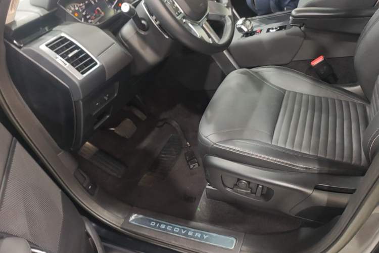Used Land Rover Discovery 2023 Facelift 300PS S Left Front Seat