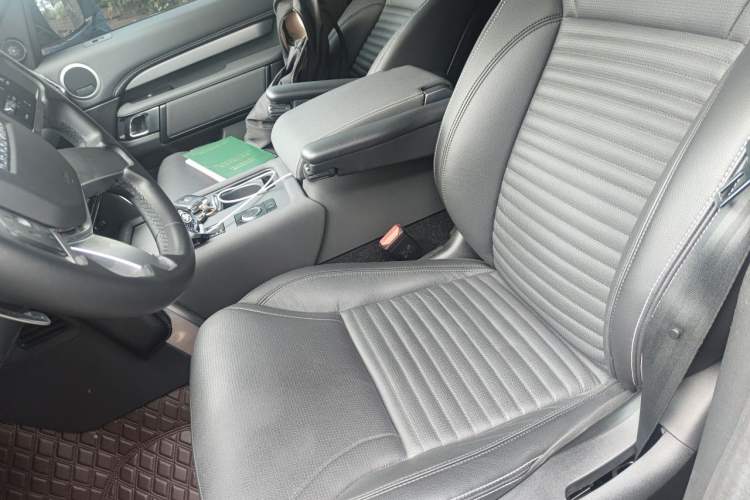 Used Land Rover Discovery 2023 Revised Version 360 PS R-Dynamic S Left Front Seat
