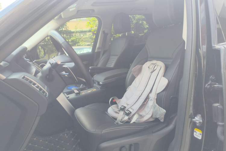 Used Land Rover Discovery 2023 Revised Version 360 PS R-Dynamic S Left Front Seat