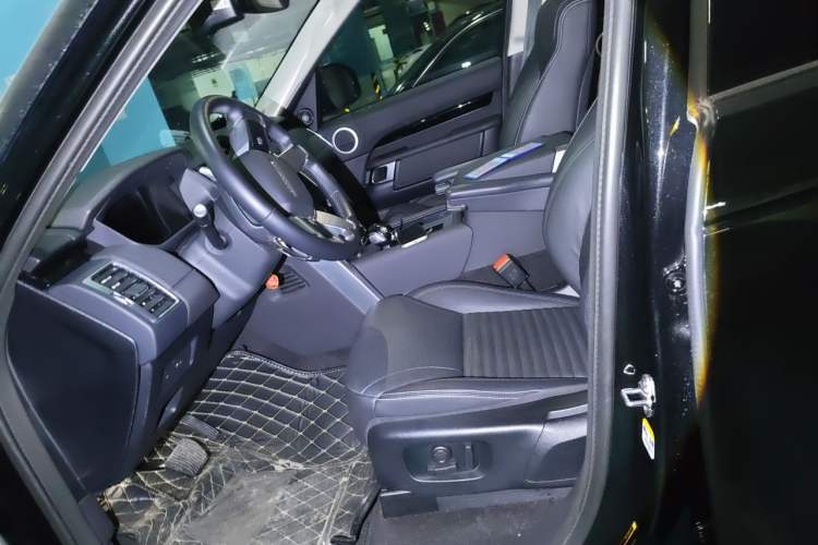 Used Land Rover Discovery 2023 360 PS R-Dynamic SE Left Front Seat