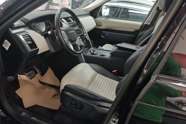 Used Land Rover Discovery 2023 Revised Version 360 PS R-Dynamic S Left Front Seat