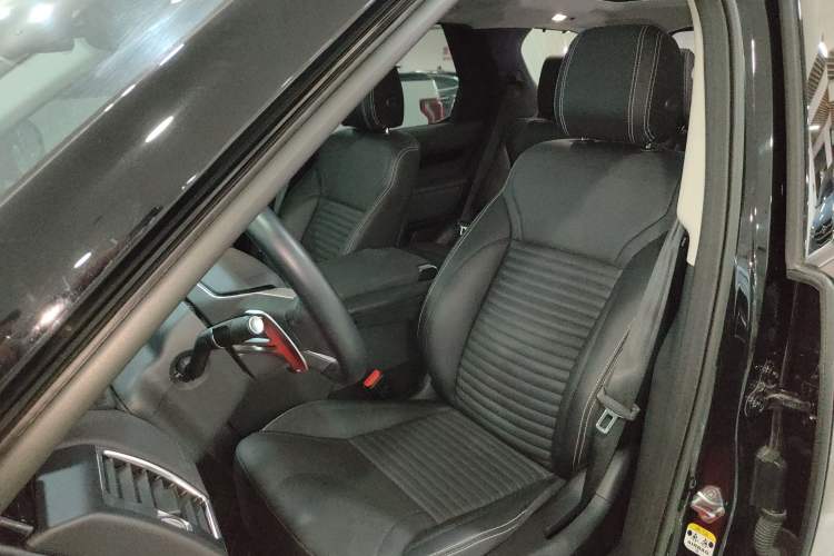 Used Land Rover Discovery 2023 Facelift 300PS S Left Front Seat