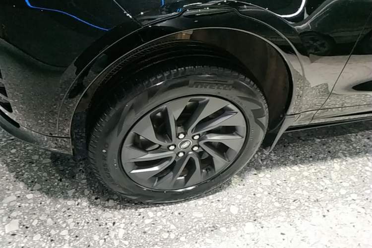 Used Land Rover Discovery 2023 Revised Version 360 PS R-Dynamic S Left Front Wheel Hub