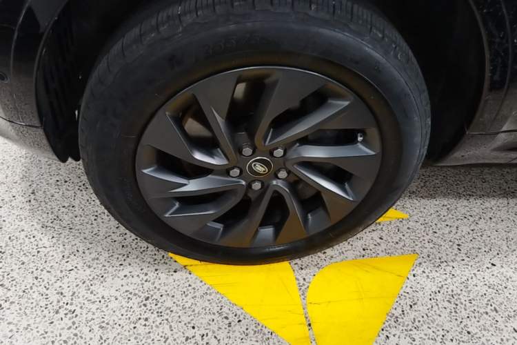 Used Land Rover Discovery 2023 Revised Version 360 PS R-Dynamic S Left Front Wheel Hub