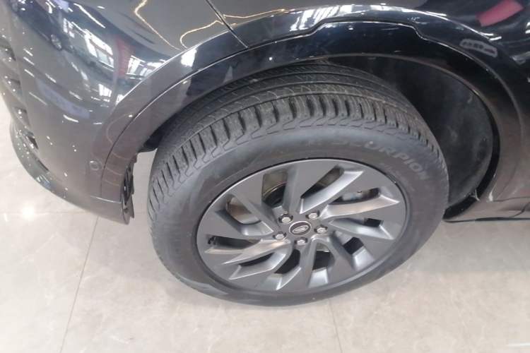 Used Land Rover Discovery 2023 360 PS R-Dynamic S Left Front Wheel Hub