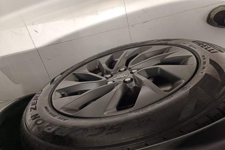 Used Land Rover Discovery 2023 360 PS R-Dynamic S Left Front Wheel Hub