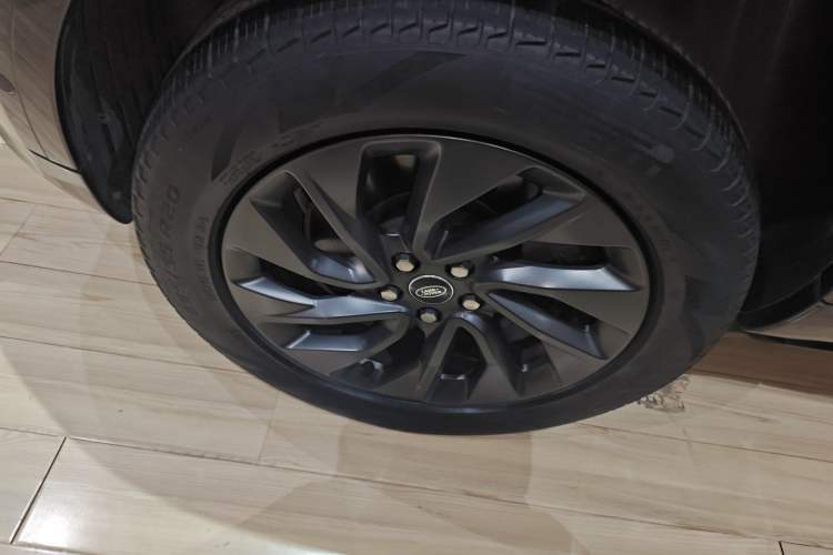 Used Land Rover Discovery 2023 360 PS R-Dynamic SE Left Front Wheel Hub