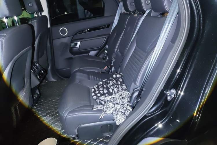 Used Land Rover Discovery 2023 360 PS R-Dynamic SE Left Rear Seat