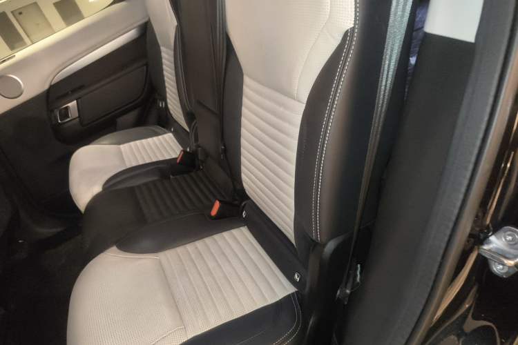 Used Land Rover Discovery 2023 360 PS R-Dynamic S Left Rear Seat