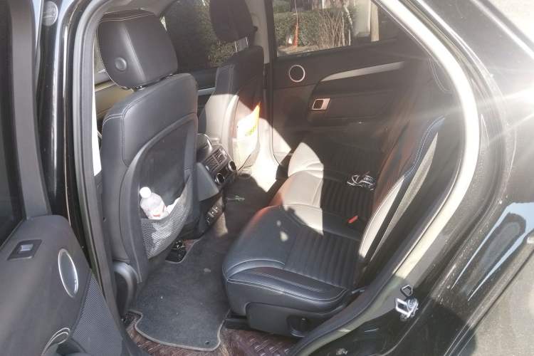 Used Land Rover Discovery 2023 Revised Version 360 PS R-Dynamic S Left Rear Seat