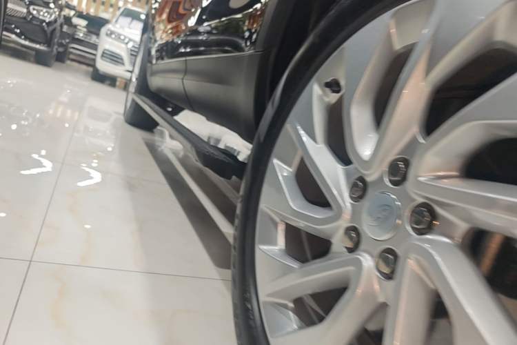Used Land Rover Discovery 2023 Facelift 300PS S Left Side Sill