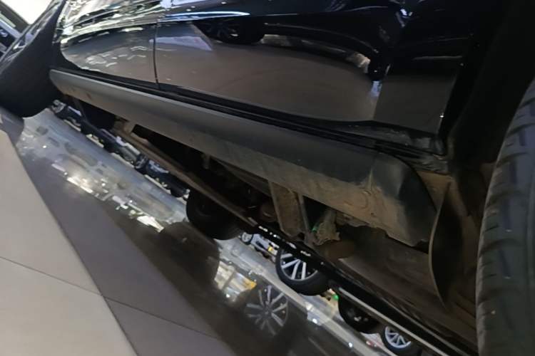 Used Land Rover Discovery 2023 Revised Version 360 PS R-Dynamic S Left Side Sill