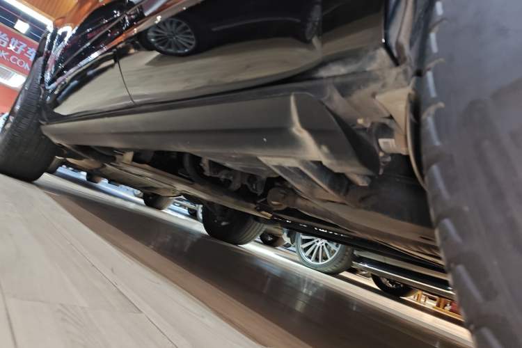 Used Land Rover Discovery 2023 360 PS R-Dynamic SE Left Side Sill