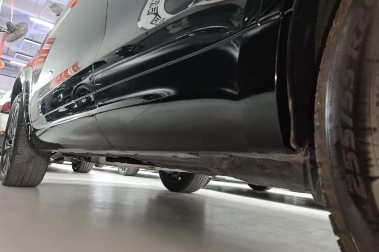 Used Land Rover Discovery 2023 Revised Version 360 PS R-Dynamic S Left Side Sill