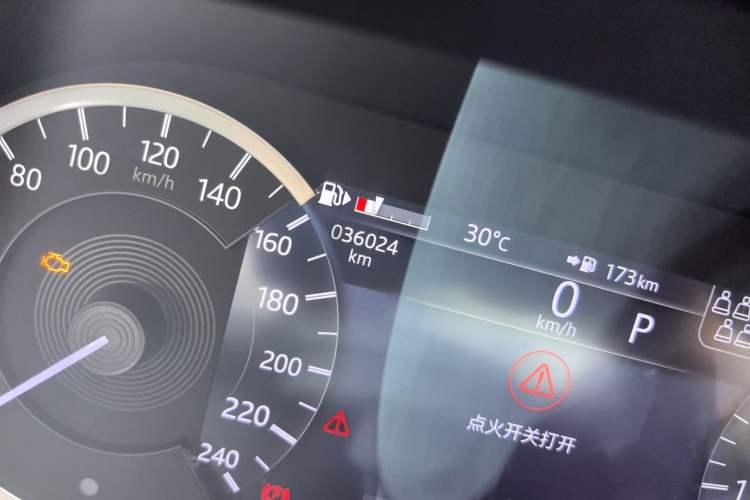 Used Land Rover Discovery 2023 360 PS R-Dynamic S Odometer Close Up
