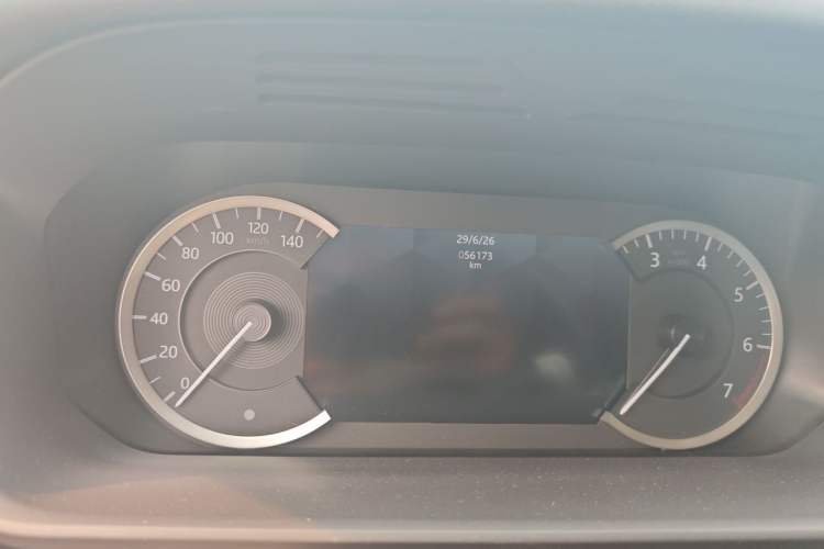 Used Land Rover Discovery 2023 360 PS R-Dynamic SE Odometer Close Up
