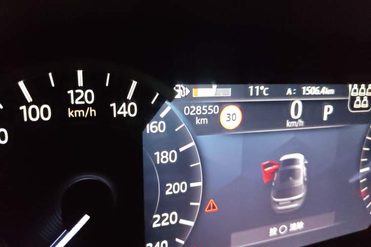 Used Land Rover Discovery 2023 360 PS R-Dynamic S Odometer Close Up