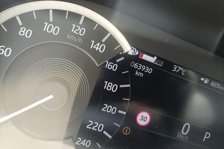 Used Land Rover Discovery 2023 Revised Version 360 PS R-Dynamic S Odometer Close Up