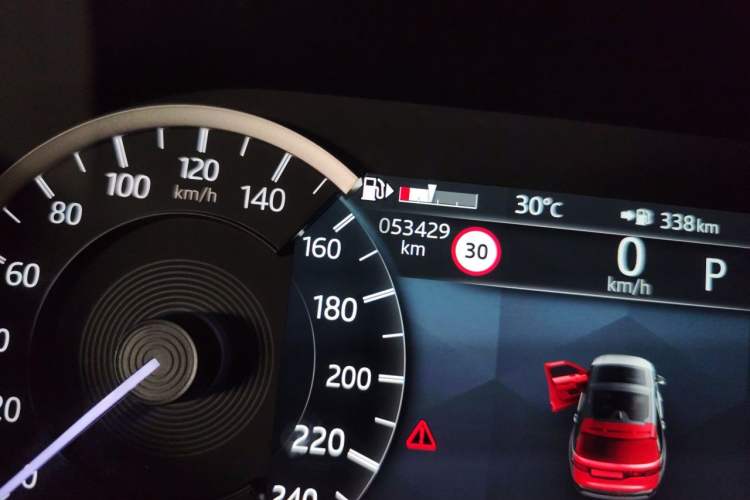 Used Land Rover Discovery 2023 360 PS R-Dynamic S Odometer Close Up