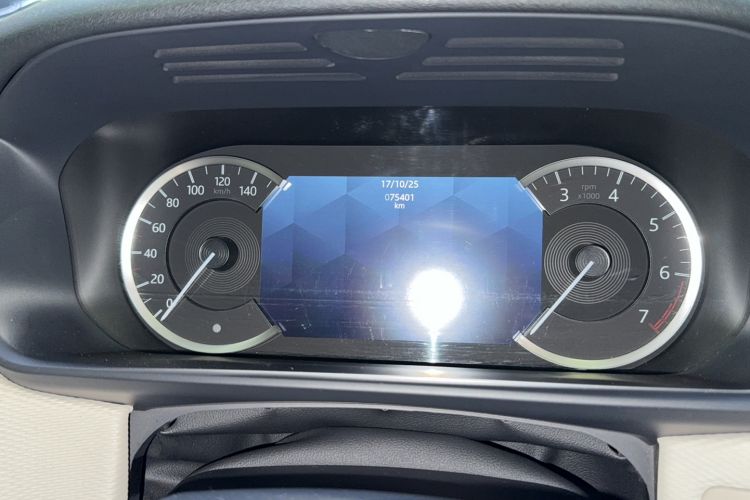 Used Land Rover Discovery 2023 360 PS R-Dynamic S Odometer Close Up