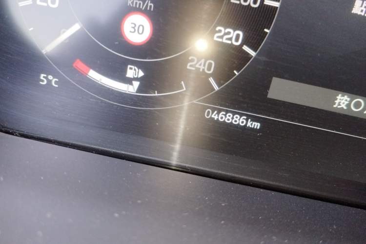 Used Land Rover Discovery 2023 Revised Version 360 PS R-Dynamic S Odometer Close Up