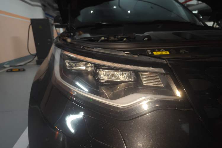 Used Land Rover Discovery 2023 Revised Version 360 PS R-Dynamic S Right Front Headlight
