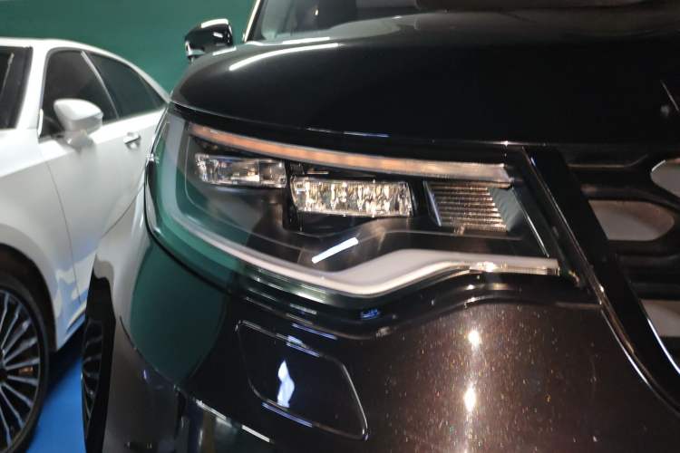 Used Land Rover Discovery 2023 360 PS R-Dynamic S Right Front Headlight
