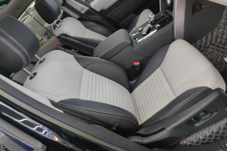 Used Land Rover Discovery 2023 360 PS R-Dynamic S Right Front Seat