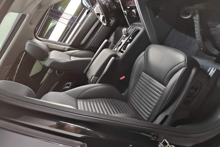Used Land Rover Discovery 2023 360 PS R-Dynamic S Right Front Seat