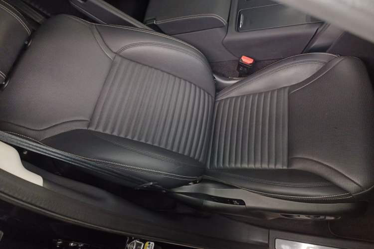 Used Land Rover Discovery 2023 360 PS R-Dynamic S Right Front Seat