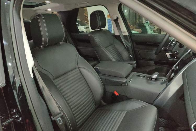 Used Land Rover Discovery 2023 Facelift 300PS S Right Front Seat