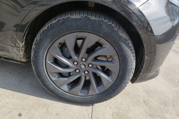 Used Land Rover Discovery 2023 Revised Version 360 PS R-Dynamic S Right Front Wheel Hub