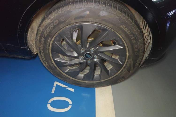Used Land Rover Discovery 2023 Revised Version 360 PS R-Dynamic S Right Front Wheel Hub
