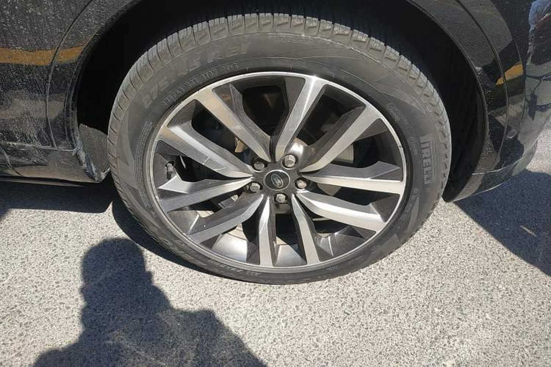 Used Land Rover Discovery 2023 Restyled 360 PS R-Dynamic SE Right Front Wheel Hub