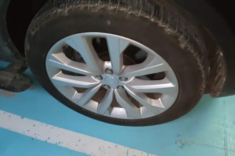 Used Land Rover Discovery 2023 360 PS R-Dynamic SE Right Front Wheel Hub