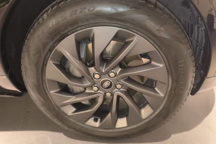 Used Land Rover Discovery 2023 360 PS R-Dynamic S Right Front Wheel Hub