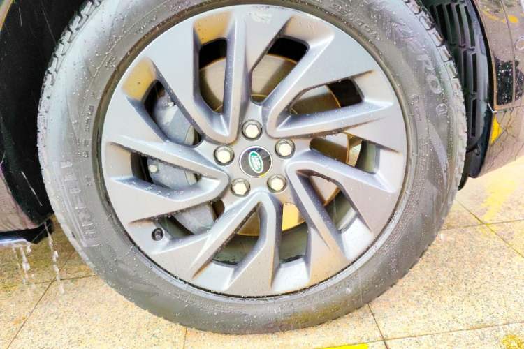 Used Land Rover Discovery 2023 Revised Version 360 PS R-Dynamic S Right Front Wheel Hub
