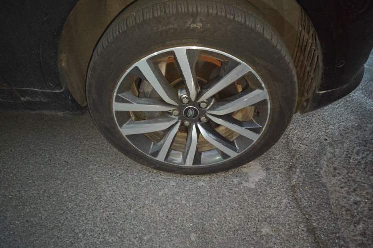 Used Land Rover Discovery 2023 360 PS R-Dynamic SE Right Front Wheel Hub