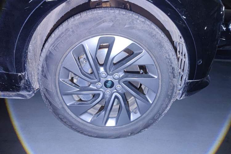 Used Land Rover Discovery 2023 Revised Version 360 PS R-Dynamic S Right Front Wheel Hub