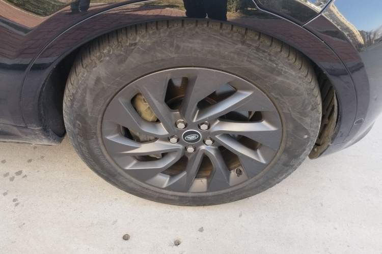 Used Land Rover Discovery 2023 Revised Version 360 PS R-Dynamic S Right Front Wheel Hub