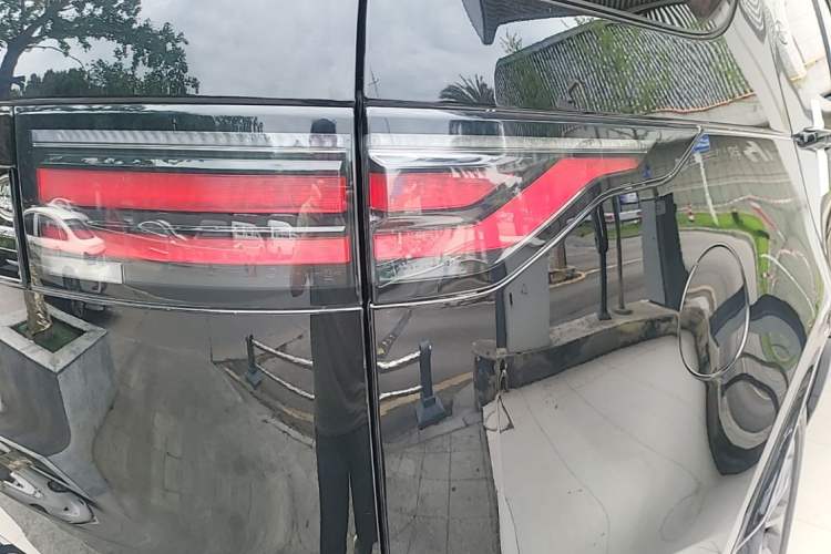 Used Land Rover Discovery 2023 Revised Version 360 PS R-Dynamic S Right Rear Taillight