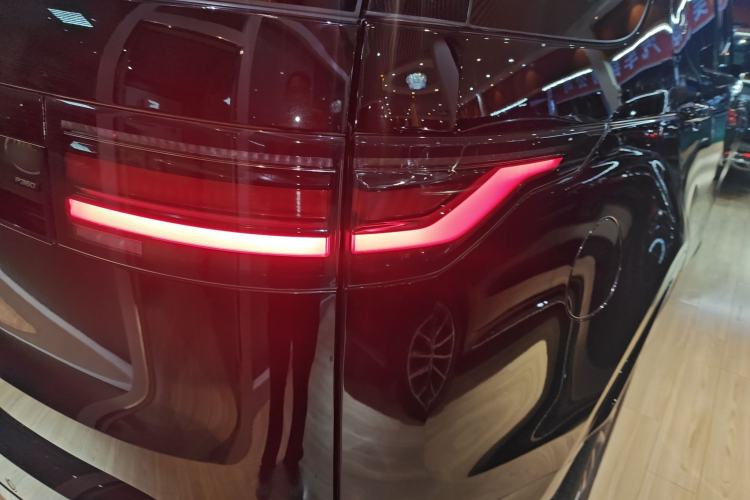 Used Land Rover Discovery 2023 360 PS R-Dynamic SE Right Rear Taillight