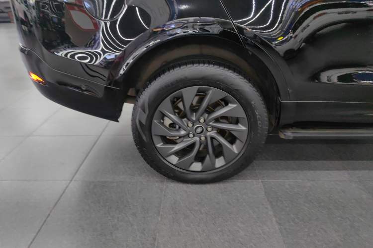Used Land Rover Discovery 2023 360 PS R-Dynamic S Right Rear Wheel Hub