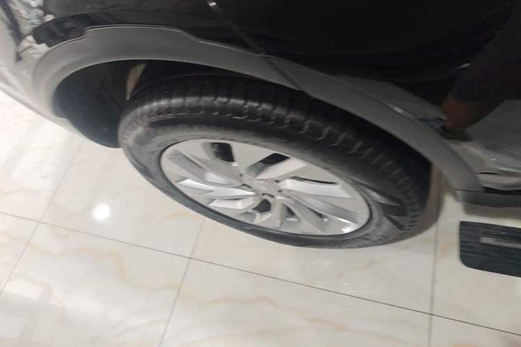 Used Land Rover Discovery 2023 Facelift 300PS S Right Rear Wheel Hub